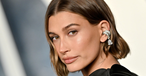 Borítókép: Hailey Bieber gyerekkorunk egyik megosztó farmerját hozta újra divatba - és működik!