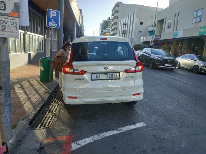 A mi éghajlatunkon ismeretlen Suzuki Ertiga, ami egy közepes méretű hétüléses egyterű