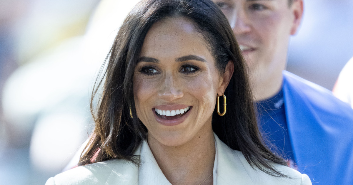 Meghan a ruhájával üzent a királyi családnak: megható okból viselte pont ezt a kardigánt