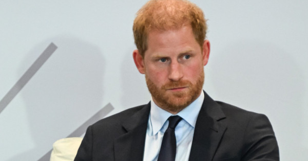 Borítókép: A rajongók felháborodtak: a királyi család nyilvánosan alázta meg Harry herceget