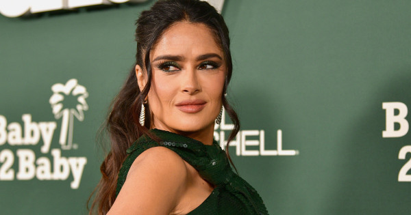 Borítókép: Hogy csinálja? Salma Hayek szűk flitterruhában mutatta meg, hogy 58 évesen mitől döglik a légy