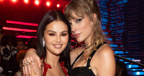 Borítókép: A legstílusosabb sztárok nem tudják abbahagyni ennek a nőies ruhadarabnak a viselését - nem lesz ennél nagyobb trend a télen!