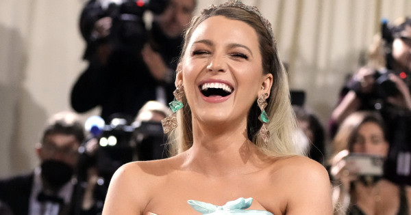 Borítókép: Nincs még egy nő, aki képes lenne olyan nyálcsorgató fotót kirakni a pasijáról, mint Blake Lively