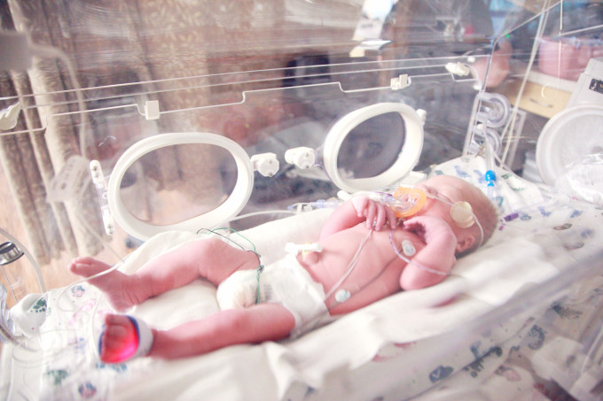 koraszülött, inkubátor, világnap, neonatológia, kenguruzás,