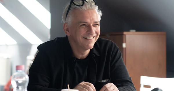 Borítókép: „Luxus, hogy ne próbáljuk meg a legjobbat kihozni az életből, amíg lehet” – interjú Alföldi Róberttel