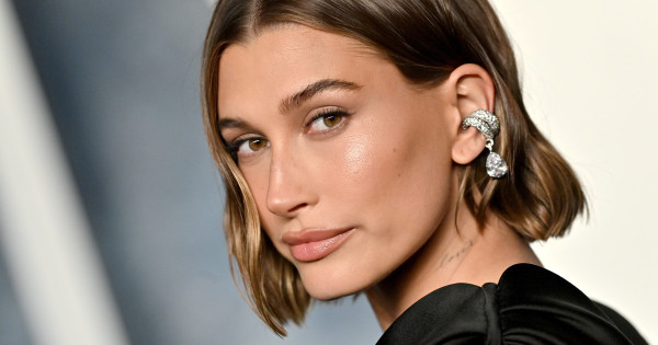 Borítókép: Hailey Bieber fiatalító sminkjét imádják a nők - nincs ennél jobb választás a következő időszakban!