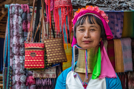 Borítókép: Nyakgyűrűk, erőszakkal etetés, torz lábfejek: 6 kegyetlen hagyomány, aminek nők a mai napig elszenvedői