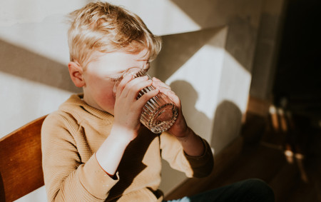 Borítókép: Egészségesebb és boldogabb is az a gyerek, aki elég vizet iszik