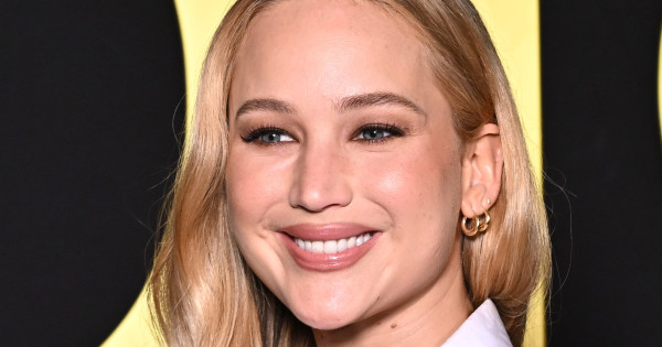Borítókép: Jennifer Lawrence bemutatja: íme a tökéletes szett télre, ha unod már a szürkeséget