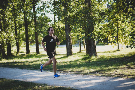 Borítókép: Színház az egész világ, és futó benne Sánta László: interjú a színművésszel