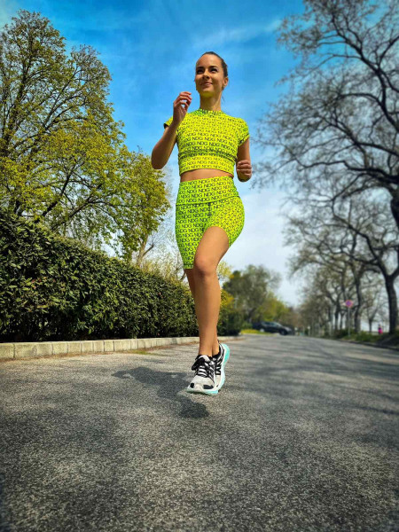 Borítókép: Színház az egész világ, és futó benne Bátyai Évi: interjú a színésznővel