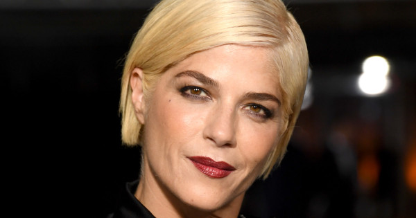 Borítókép: Sokkoló! Selma Blair először mesélt gyógyíthatatlan betegsége félrediagnosztizálásáról: az orvosok döbbenetesen mellényúltak
