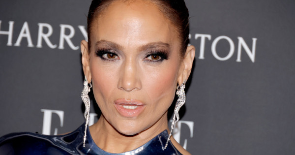 Jennifer Lopez ilyen merész ruhában még sosem mutatkozott: alig takarta a melleit valami