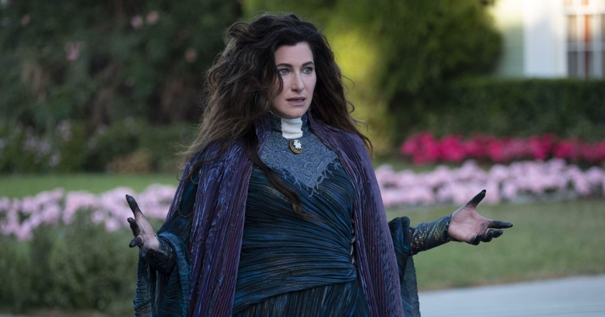 Agatha szerepében Kathryn Hahn