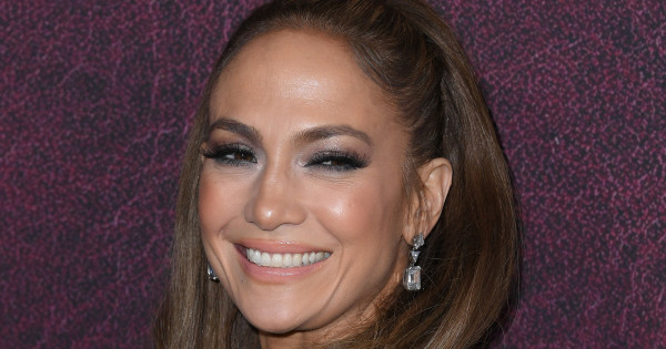 Borítókép: J.Lo a 90-es évek óta rajong érte! A farmer helyett a stílusos nők most ezt a nadrágot hordják idén telén