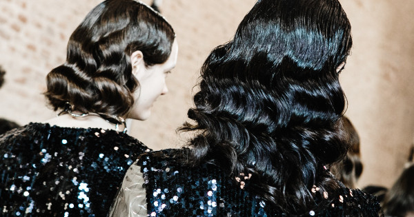 Borítókép: Mi az a countur waves? Még a profi fodrászok is esküsznek a TikTok új hajgöndörítési őrületére