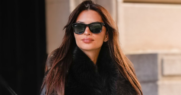 Borítókép: Emily Ratajkowski bemutatja: Ez lesz a tél legtrendibb kabátja, aminek minden stílusos nő gardróbjában ott a helye