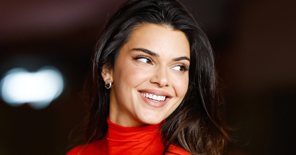 Borítókép: Kendall Jenner bebizonyította, hogy ez a lebecsült téli alapdarab is tud meglepően szexi lenni