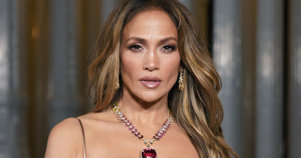 Borítókép: Jennifer Lopez el is hozta a tél egyik legegyszerűbb, de legstílusosabb manikűrjét