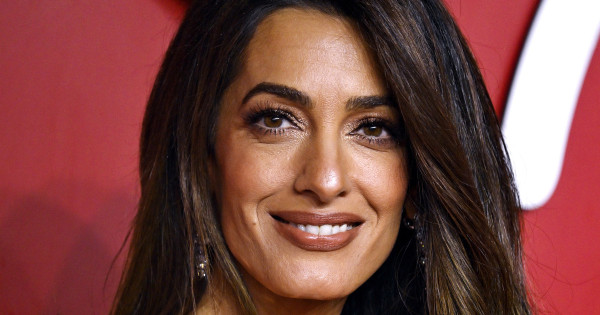 Borítókép: Amal Clooney bemutatja: Íme a tökéletes szett a karácsonyi időszakra