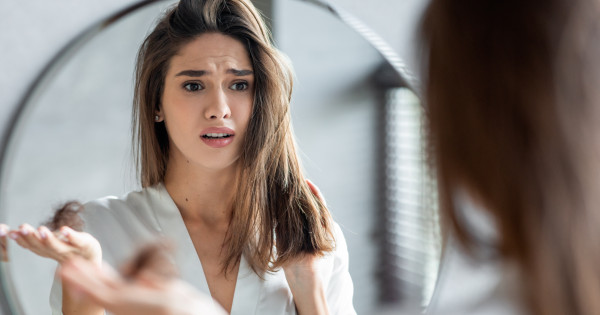 Borítókép: 5 dolog, ami fokozott hajhullást okoz a nőknél: nem csak hormonális változás tünete lehet