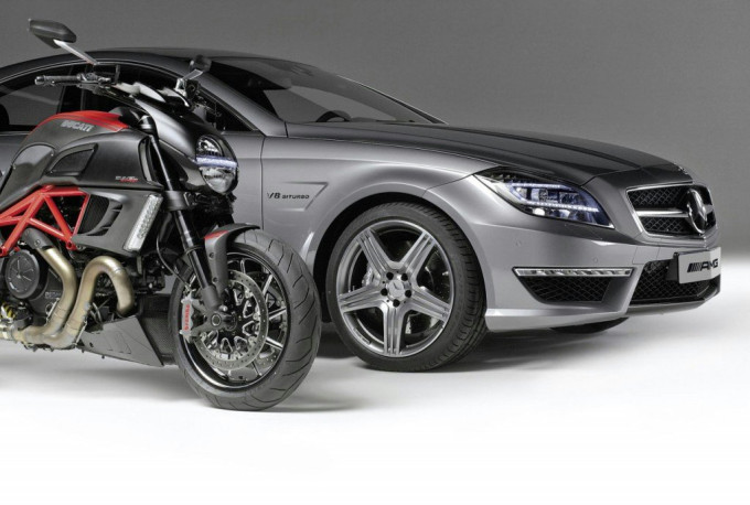A Ducati 2010-ben még a Performance Motorcycles S.p.A. tulajdonában volt, ami mögött egy amerikai befektetési alap állt. Ekkor a Mercedes-AMG kezdett közeledni az olasz motorgyártóhoz, és sokáig pletykáltak arról, hogy a Ducati megvásárlásán ügyködnek