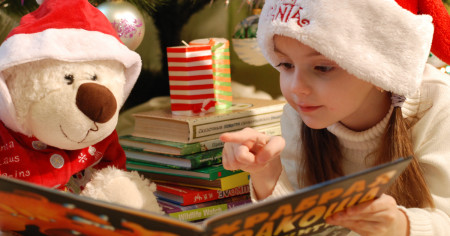 Borítókép: Mesekönyvek a karácsonyfa alá: 9 csodálatos kötet, amit ne hagyjatok ki idén!