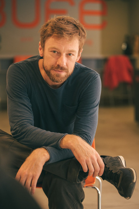 Borítókép: Színház az egész világ, és futó benne Száraz Dénes: interjú a színművésszel