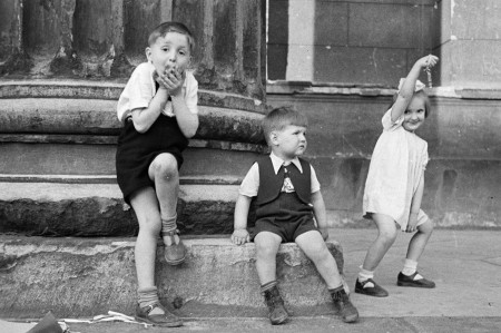 Borítókép: A történelem legabszurdabb gyerekfegyelmezési módszerei: gátolt már meg valakit a káromkodástól a szappannal való szájmosás?