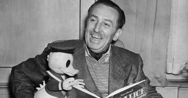 Borítókép: Alig volt ideje gyereknek lenni, mégis a világ legjobb meséit neki köszönhetjük! Így vált a rajzfilmek királyává Walt Disney
