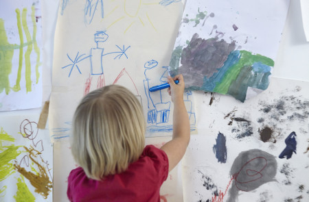 Borítókép: 6 jel a gyerekrajzon, ami arra utal, hogy valami nincs rendben