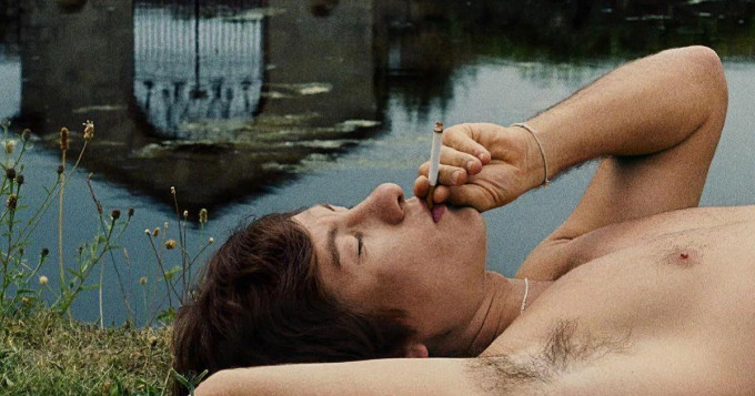 A kommentelők szerint a Saltburn egyszerre fura, groteszk, buja, vicces, gusztustalan, zseniális, vibráló, meghökkentő és sztereotip.