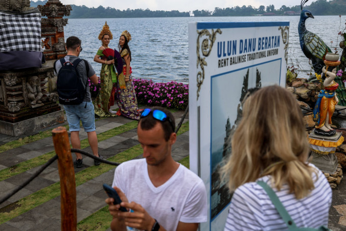 A képen turisták szénné élik a pillanatot Balin