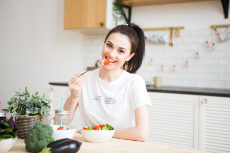 Borítókép: 9 tanács, hogy fel tudd venni a harcot a pluszkilók ellen: nem a koplalás a megoldás