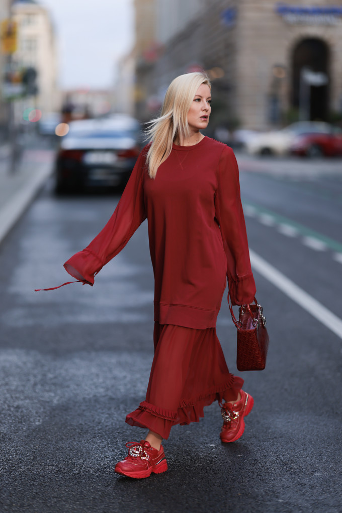 A kevésbé bevállalósak csupa piros szettben viselik a piros sneakereket.