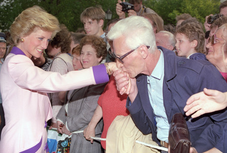 Borítókép: Csodás fotók készültek Diana hercegnéről Budapesten: tudtad, hogy még villamosoztak is Károllyal?