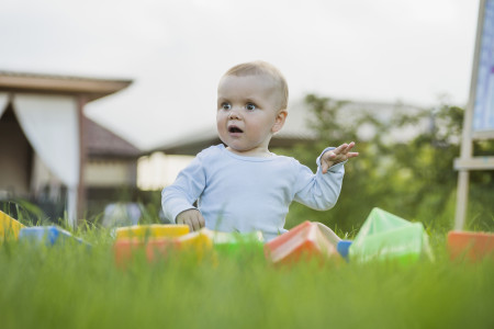 Borítókép: Babaváró buli helyett a vendégek kitakarítják a kismama házát: ez a fészekrakó parti