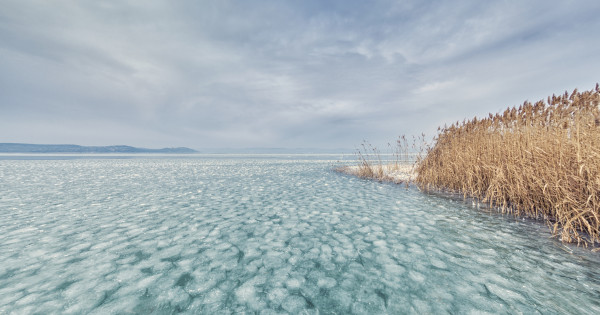 Borítókép: Ilyen meseszerű a Balaton télen: képeken mutatjuk, merre érdemes ellátogatnod a jeges csodavilágért!