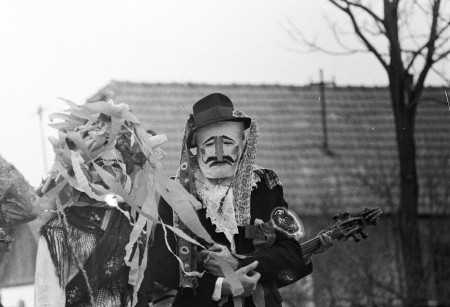 Borítókép: Régi farsangi hagyományok, amiket már elfelejtettünk: képeken a Kádár-korszak farsangja!