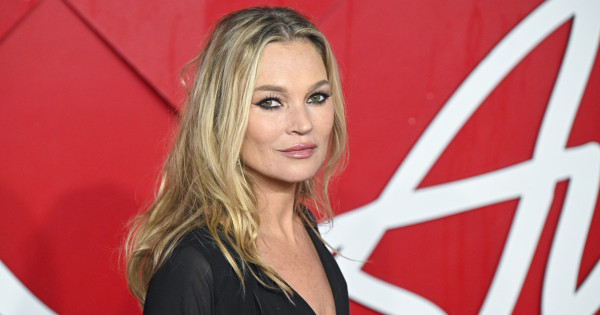 Kate Moss új stílust teremtett az 50. születésnapján, ami letarolta a netet – így másold le, hogy ízléses legyen a végeredmény 