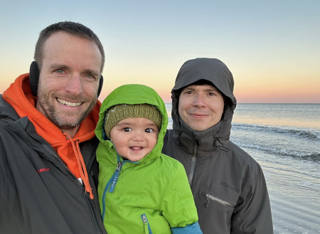 Borítókép: A fia Magyarországon nem lehetett volna boldog apuka, ezért unokája 7300 kilométerre nő fel – szivárványcsalád külföldön