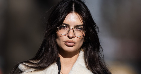 Borítókép: Kopizd le a stílusát: Emily Ratajkowski már most 2024 egyik legmenőbb cipőjét viseli
