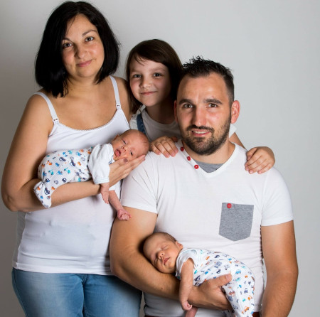 Borítókép: Így lettünk mi nagycsalád – beszélgetés Kokrák Erika termékenységi reflexológussal, egy vér szerinti és két donorpetesejtes gyermek édesanyjával