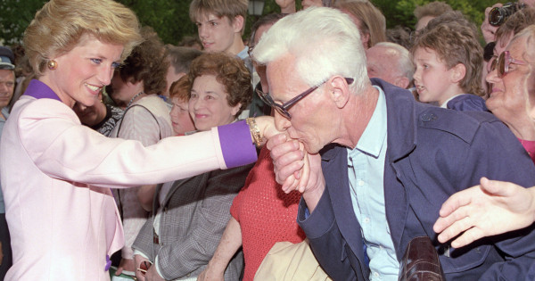 Borítókép: Csodás fotók készültek Diana hercegnéről Budapesten: tudtad, hogy még villamosoztak is Károllyal?