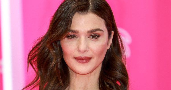 Borítókép: Rachel Weisz évek óta minden nap ugyanannak az sikkes, de praktikus ruhának egy változatát viseli - Ezt te is imádni fogod!