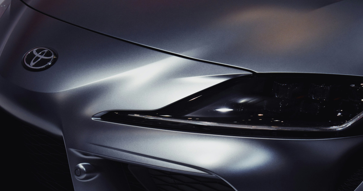 Toyota embléma egy Supra orrán