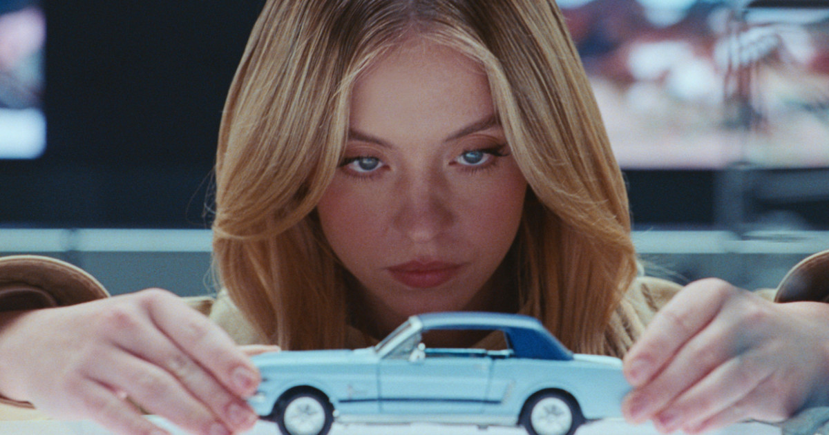 Sydney Sweeney és egy Mustang modell