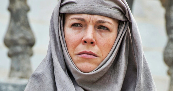 Borítókép: Egészen megdöbbentő, milyen bombázó a való életben a Trónok harca Septa Unellája - friss fotó