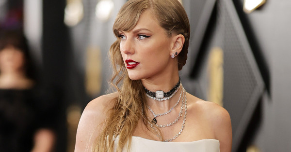 Borítókép: Taylor Swift élete egyik legszebb ruhájában lépett a vörös szőnyegre! Mutatjuk a 2024-as Grammy legcsodásabb szettjeit