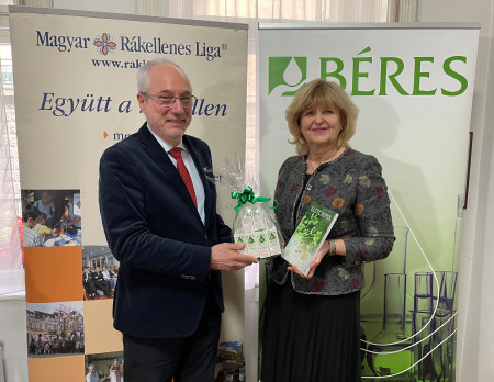 Borítókép: Szívből vállalt szolgálat  A Béres Alapítvány 5000 üveg Béres Cseppel támogatja a daganatos betegeket 